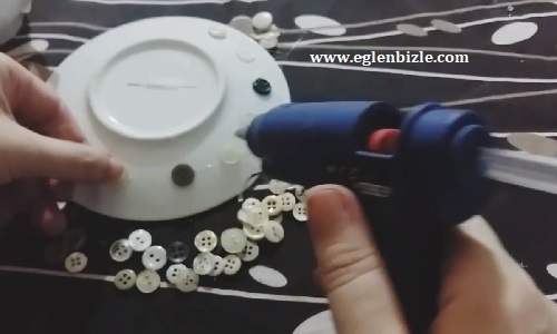 Düğme ile Porselen Fincan Nasıl Süslenir-3